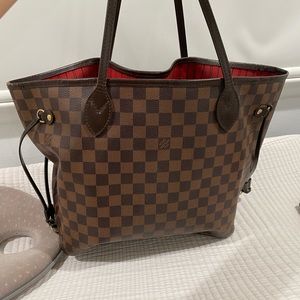 LOUIS VUITTON
Damier Ebene Neverfull MM with pouch included